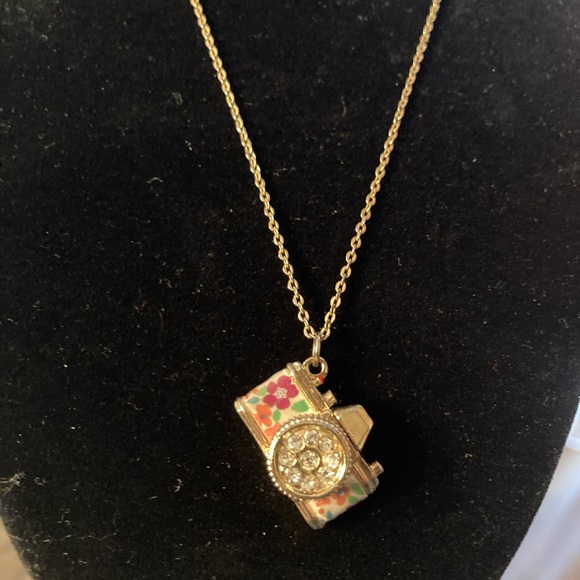Jewelry - Vintage floral camera necklace
